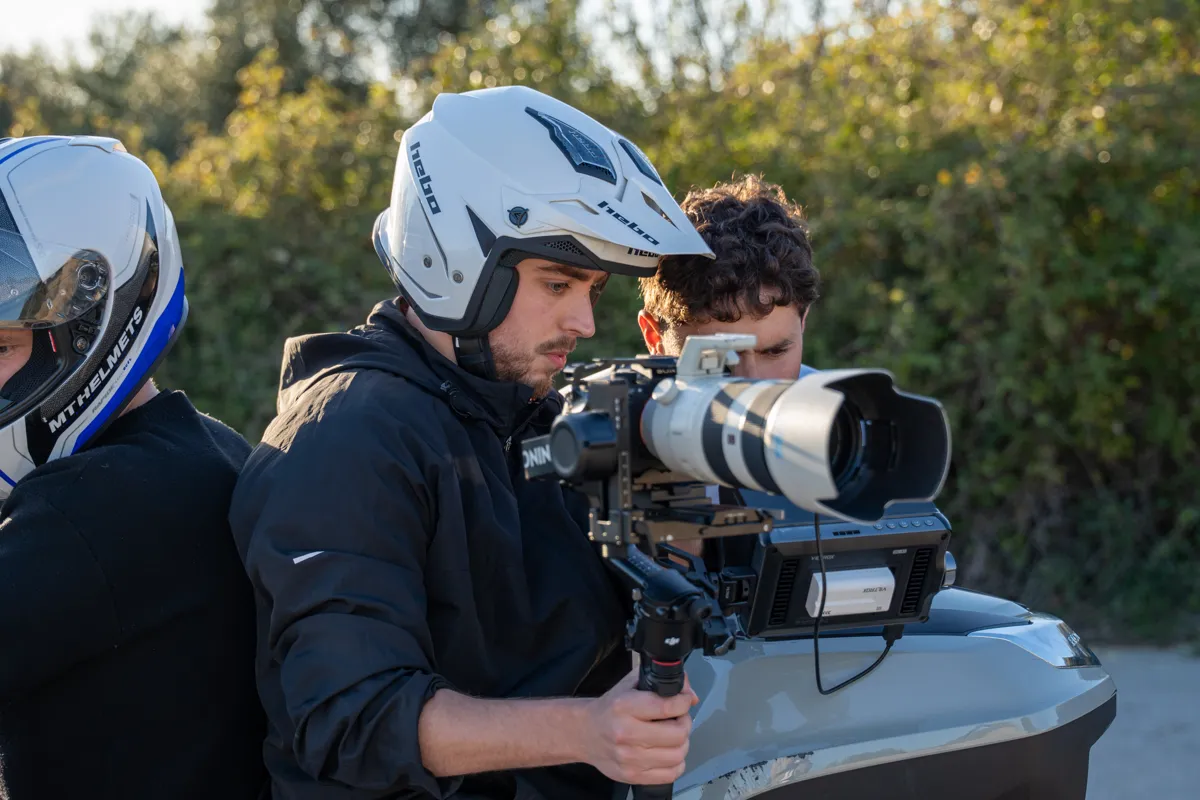 Iago Martínez rodando con teleobjetivo en un rodaje de acción sobre moto
