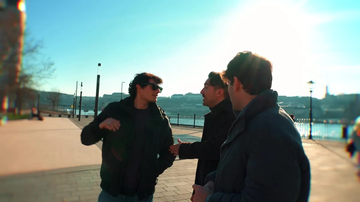 Amigos junto al Danubio con el skyline de Budapest de fondo