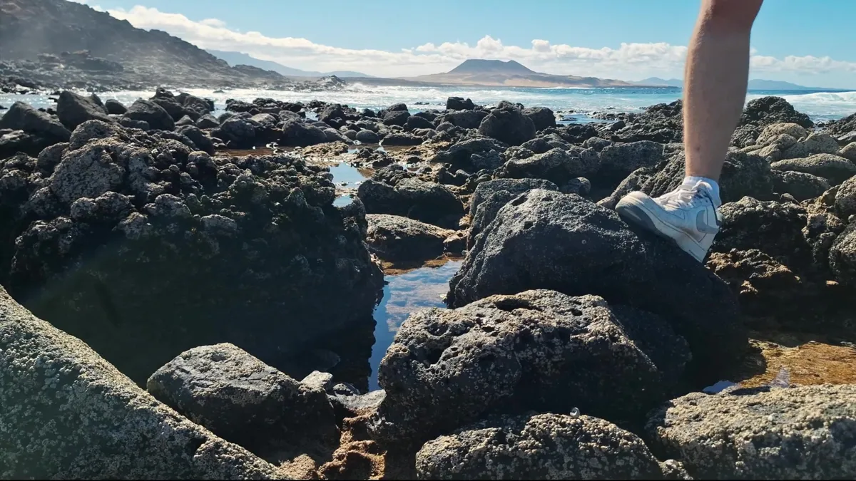 Costa volcánica de Lanzarote con montaña al fondo