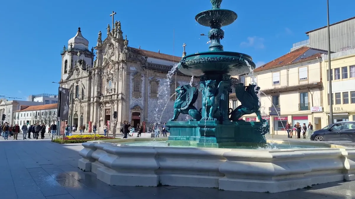 Fuente de los leones frente a la iglesia do Carmo en Oporto